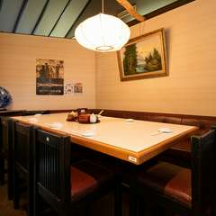 寛げる店内。アーチ型の天井には、海の絵や、波の絵も