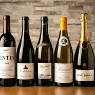 産地やブドウの品種に偏りがないよう配慮しながら、幅広い銘柄がラインナップされています。ソムリエが厳選するワインは、常時60種類ほど。ボトルオーダーに加え、グラスワインも揃い、ペアリングも気軽に試せます。