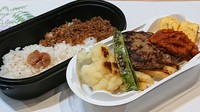 黒毛和牛ハンバーグランチをベースにしたお弁当です。
別料金で白飯をガーリックライスに変更できます。