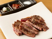 黒毛和牛のロースステーキがメインのお弁当です。
別料金で白飯をガーリックライスに変更できます。