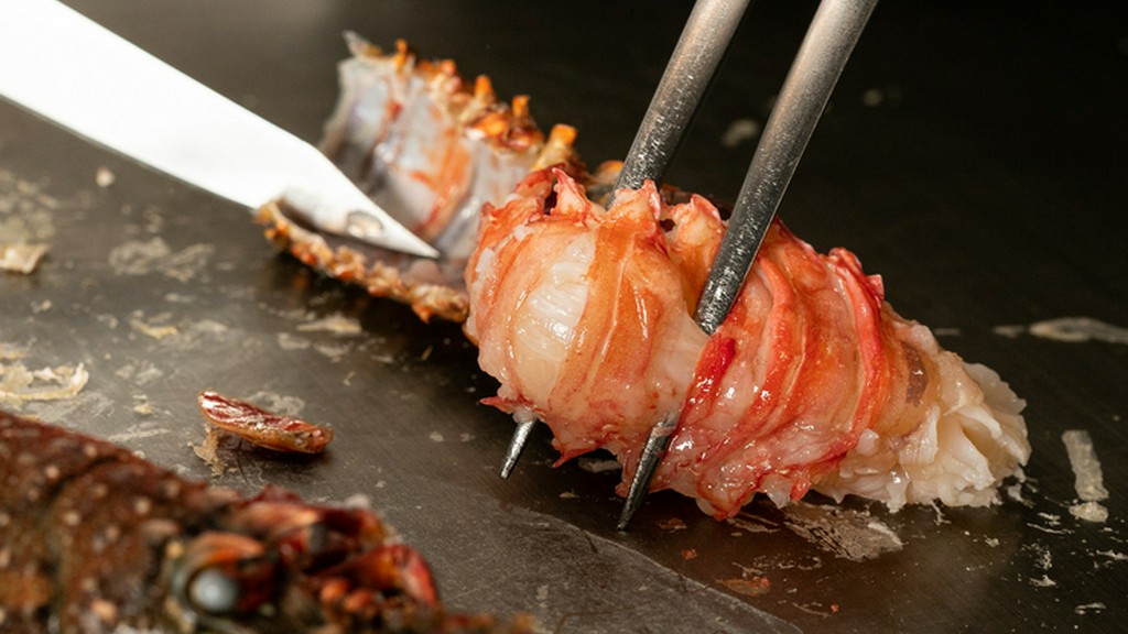 鉄板上で繰り広げられる、華麗なシェフのパフォーマンスにも注目『伊勢海老と黒毛和牛のコース』