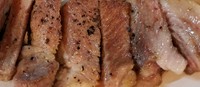 川越産小江戸黒豚のロースステーキです。