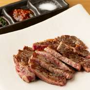 肉の赤身も脂身も、全てを包括するような旨みを堪能『黒毛和牛のステーキ』