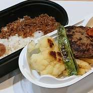 黒毛和牛ハンバーグランチをベースにしたお弁当です。
別料金で白飯をガーリックライスに変更できます。