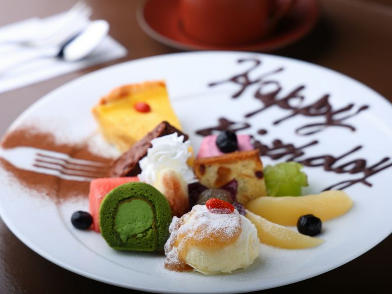 コースの終わりを優しい甘さと美しいデコレーションが彩る『スペシャルデザート』