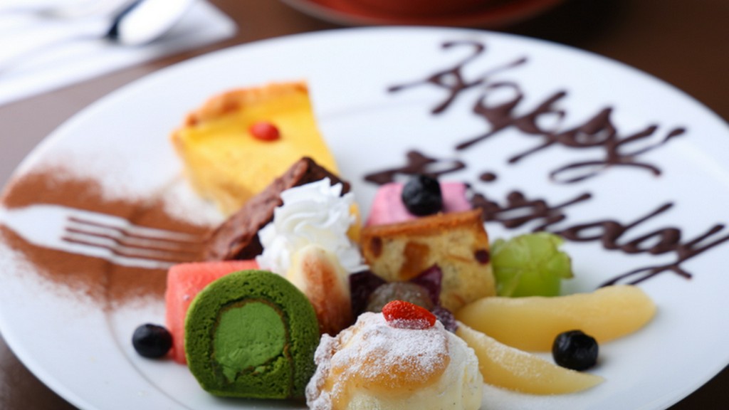 コースの終わりを優しい甘さと美しいデコレーションが彩る『スペシャルデザート』