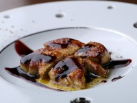 人気のフォアグラがコースメニューになりました。

前菜、フォアグラ、スープ、季節の焼き野菜2種、黒毛和牛ランプステーキ、御食事、デザート、コーヒー