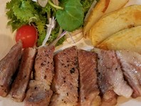 川越育ちの美味しい黒豚を使ったランチです。
前菜、サラダ、焼き野菜、黒豚のステーキ、白飯、赤出汁です。　
別料金で白飯をガーリックライスに変更出来ます。