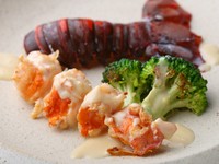 あわび、伊勢海老に黒毛和牛のステーキまで付いてくるボリューム満点のコースです。