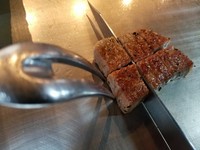 お料理の量が少なめのコースです。
メインディッシュが魚介の鉄板焼か黒毛和牛ランプステーキで選べます