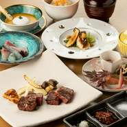 季節の食材にこだわり、さまざまな料理を少しずつ楽しめるようメニューが構築されています。ステーキは黒毛和牛のランプ・ロースの両方がアレンジされ食べ比べも人気。まるで懐石料理のような贅沢さを堪能できます。
