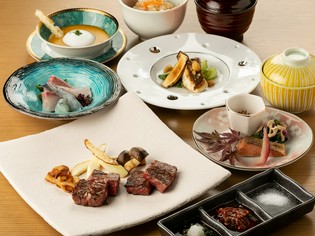 和食の懐石料理のように色々な料理が登場『バラエティーコース』