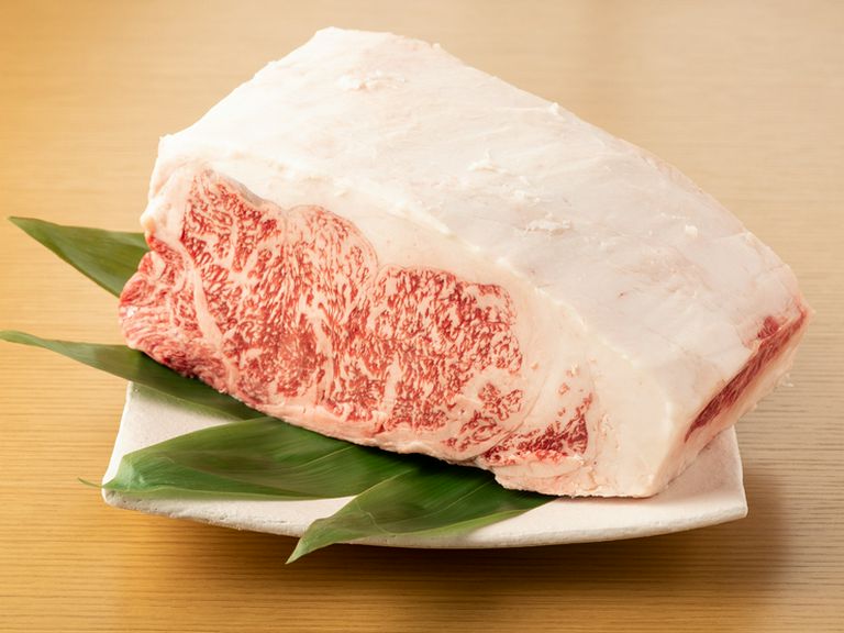 鉄板焼で魅力を最大限に引き出す黒毛和牛・伊勢海老・フォアグラ