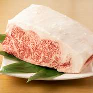 黒毛和牛は全国各地の銘柄牛を中心にランプ・ロースを食べ比べができます。伊勢海老は目の前で丸ごと調理し、味はもちろん、美しいシェフの手捌きも必見。濃厚なハンガリー産の鴨のフォアグラも絶品です。