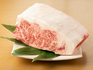 鉄板焼で魅力を最大限に引き出す黒毛和牛・伊勢海老・フォアグラ