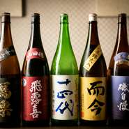 専用倉庫で徹底した温度管理を行う日本酒は、常時約100本をストック。希少酒や限定酒を中心に、料理とのペアリングを楽しむことも可能です。飲み比べメニューのご用意もあり、気軽に日本酒を味わってみませんか。