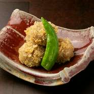 A5ランクの「松阪牛」をふんだんに使った『松阪牛すきやきコロッケ』。すき焼きの割り下をベースに使った逸品は、お肉の比率を多めにした独自配合。「松阪牛」の旨みと味わいをご堪能頂けます。（写真は2人前です）