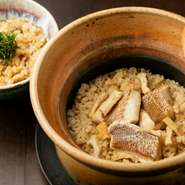 「鯛」は天然物、「米」は新潟産こしひかり。ご注文を頂いてから、炭化じめの釜で1合1合炊き上げます。分厚い釜はご飯がおいしくたける特別製、炊き上がりまで少々お時間がかかりますので、ご注文はお早めに。