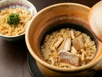 「鯛」は天然物、「米」は新潟産こしひかり。ご注文を頂いてから、炭化じめの釜で1合1合炊き上げます。分厚い釜はご飯がおいしくたける特別製、炊き上がりまで少々お時間がかかりますので、ご注文はお早めに。