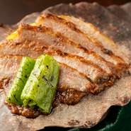 自家製ネギ味噌の上に「和牛」を乗せて頂く『和牛の朴葉焼き』。もともとは常連の方にリクエストされた時につくる隠れメニューでしたが、今回正規メニューに。ぜひとも味わって頂きたいひと品です。