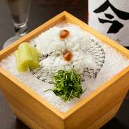 上質な食材を気軽に召し上がって頂きたいとの思いから、なるべくお求めやすいお値段でご提供をするようにしています。新鮮な「魚介」や「京野菜」など、季節の味覚を存分にお楽しみください。