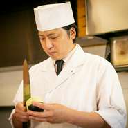 苦手な食材や好みの味付けをヒアリングしながら、1人ひとりのお客さまにぴったりのお料理でおもてなしを致します。ひと品ひと品丁寧につくりあげられた、料理人自慢の逸品をご堪能ください。

