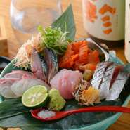 日本酒は純米酒のみ。希少なものも数多く揃う