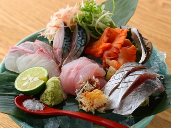 その日仕入れた新鮮な魚貝を使った『刺身5種盛り』※写真は2人前イメージ