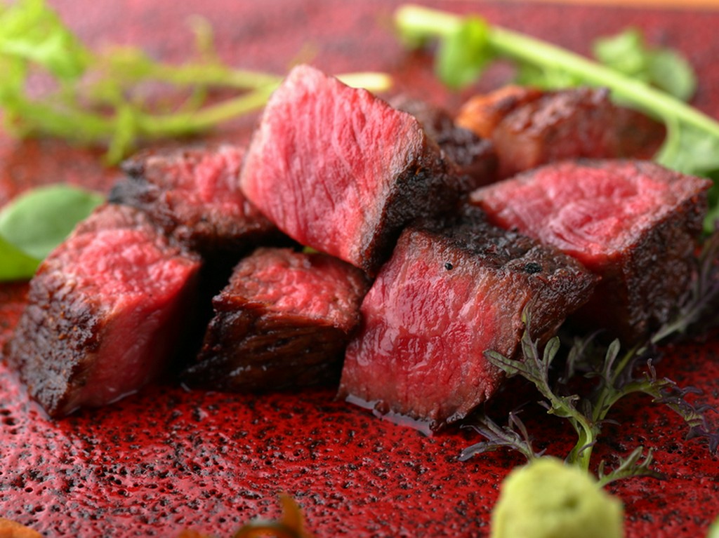 お店の定番人気メニュー。炭火で焼いた肉汁たっぷりの『山形牛赤身』