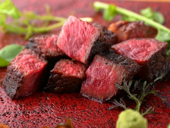 お店の定番人気メニュー。炭火で焼いた肉汁たっぷりの『山形牛赤身』