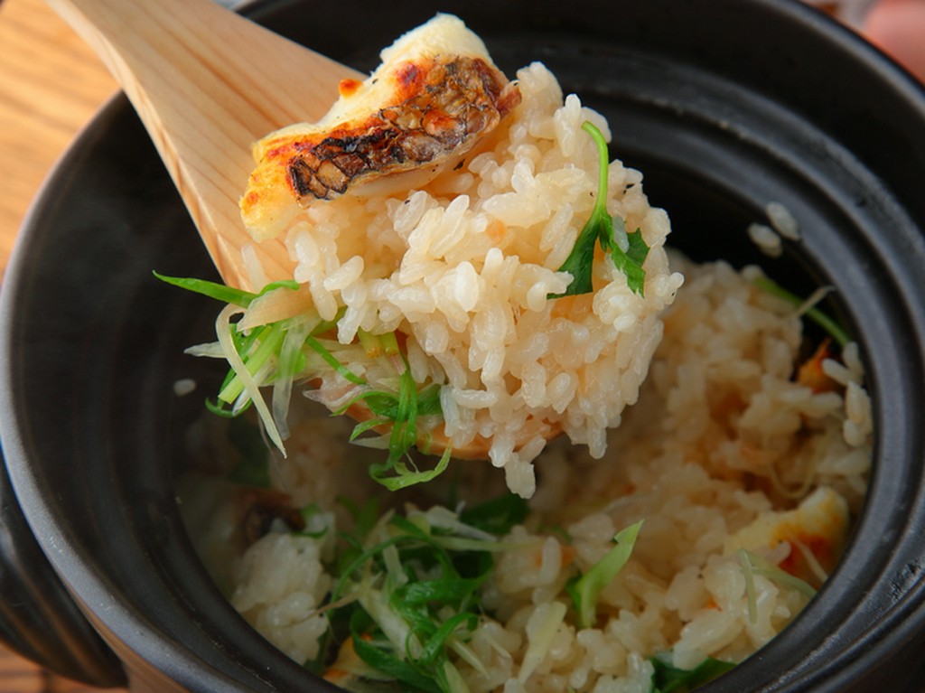 持ち帰りもOK！　オーダーを受けてから炊きあげる『真鯛の釜飯』