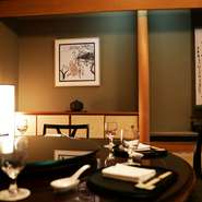 和風の設えに、中国の家具や調度品を随所にあしらった和中折衷な空間。目の前に広がる日本庭園を眺めながらゆったりと食事が楽しめます。ホテルならではの上質なもてなしも合わさり、より一層贅沢なひとときに。　