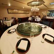 シャンデリアが煌めき、格調高い雰囲気に包まれたテーブル席は、少人数のパーティーや結婚式の二次会利用などにもオススメです。彩り美しく盛り付けられた料理が、会場を一層華やかに演出してくれます。　