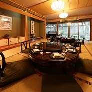 本格的な和の設えを整えた座敷個室は、両家の門出を祝う席にも誂え向き。中国料理ならではの円卓テーブルを囲めば、大皿に盛り付けられた料理を分け合ううちに会話も弾み、自然に親睦が深められることでしょう。　