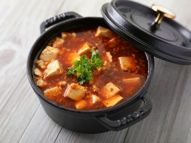 最後までアツアツ。辛みと旨みが程よく交差する『土鍋の麻婆豆腐』