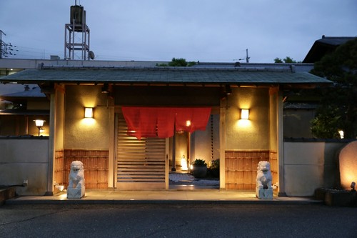 奈良ロイヤルホテルの敷地内に建つ、隠れ家的存在の【沙山華】
