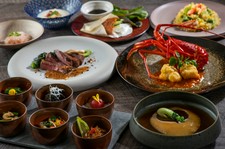 奈良県産野菜をテーマにした前菜、ふかひれの姿煮、伊勢海老と贅沢を尽くした当店のスペシャリティコース。