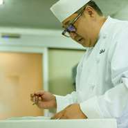 中国料理は単品の見栄えが単調になりやすいため、初節句や結納などテーマに合わせた盛り付けをするようにしています。また、大皿料理に関しても、年齢層や雰囲気に応じて個々に取り分けるサービスも行っています。　