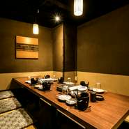 池袋駅にほど近い、大人の雰囲気が漂う和食居酒屋。テーブル席・座敷席とも、簾で仕切る半個室が中心となり、掘りごたつ式の座敷席は最大30名様の完全個室としての利用も可能。皆様で和気あいあいと楽しめます。