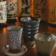 芋・麦・米・黒糖など、多彩な味わいの本格焼酎を取り揃え。金時芋を使用した高級焼酎「蔵乃介」もあり、驚きの高コスパでご提供。福井「黒龍」、新潟「八海山」など、日本各地の美味しい地酒も揃います。