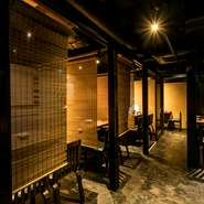 日頃お世話になっている人を、肩肘張らない雰囲気でもてなすのに格好の場所。完全個室＆半個室が中心なので、会話もスムーズで和やかに。海鮮料理、煮込み、串焼き＆串揚げなど、豊富な料理が集うのも魅力です。