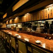 池袋駅東口に近いビルの地下1階にあり、和の情緒が漂う大人の空間が出迎え。カウンター席で二人で肩を並べて憩うのも良し、個室でしっとり飲むのも良し。程よい距離感の接客も心地よく、ゆったり憩えます。