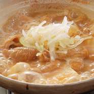 手づくりで長時間かけて仕上げる自慢の煮込みは小ぶりの土鍋でご提供。まろやかな味わいの「白」、ピリッと辛味がきいた「赤」、インパクトのある「焦がしニンニク味」の3種があり、何度食べても飽きない美味しさ！