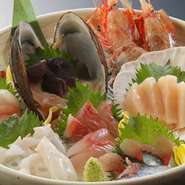 海の幸の宝庫・北海道から、鮮度抜群の旬魚介を毎日空輸で直送仕入れ。現地で味わうのと同様の鮮度と美味しさを満喫できます。超高コスパの3・5・7種盛りがあり、日替わり刺身単品350円も豊富な種類が登場。