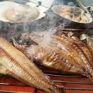 最高峰の干物をつくることで名高い、小田原の老舗店「伴助」の干物をデリケートな火加減で丁寧に焼き上げ。柔らかな身・味わい・脂の乗りともに絶品です！あじ開き、ほっけ、さば、あこう鯛など種類もいろいろ。