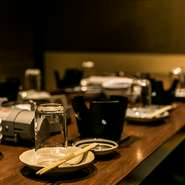 個室＆半個室が中心の落ち着いた雰囲気の居酒屋。歓送迎会などの会社宴会、仲間との飲み会など、各種宴会にぴったりの空間です。味・品数とも大満足の飲み放題付きコースを3500円～ご用意。昼宴会も可能です！