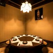 2階の個室は円卓を囲む座敷になっており、宴会や接待など人目を気にせずのんびりとくつろぐことができます。テーブル席も目隠しが設けられていますので、デートや仲間同士の飲み会にもぴったりです。