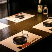 忙しい都会の喧騒を忘れ、奈良らしいゆったりとした雰囲気の中、ゆっくりとくつろいでいただけるよう心がけています。奈良の情報や食事・日本酒の話はもちろん、食の歴史の話などもお楽しみいただけます。