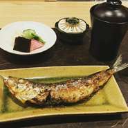 「朝早く市場や農家を訪れるのは、旬の食材を目の当たりにしたいから。」と語る料理人。千葉県成田市や旭市の市場や農家、銚子の漁港などに直接出向き、目利きで仕入れる、その季節ならではの食材を使用しています。