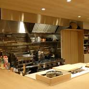 当店はL字型のカウンターを設えておりますので、3～６名様でお顔を見ながら、お話しながらお食事がお召し上がり頂けます。